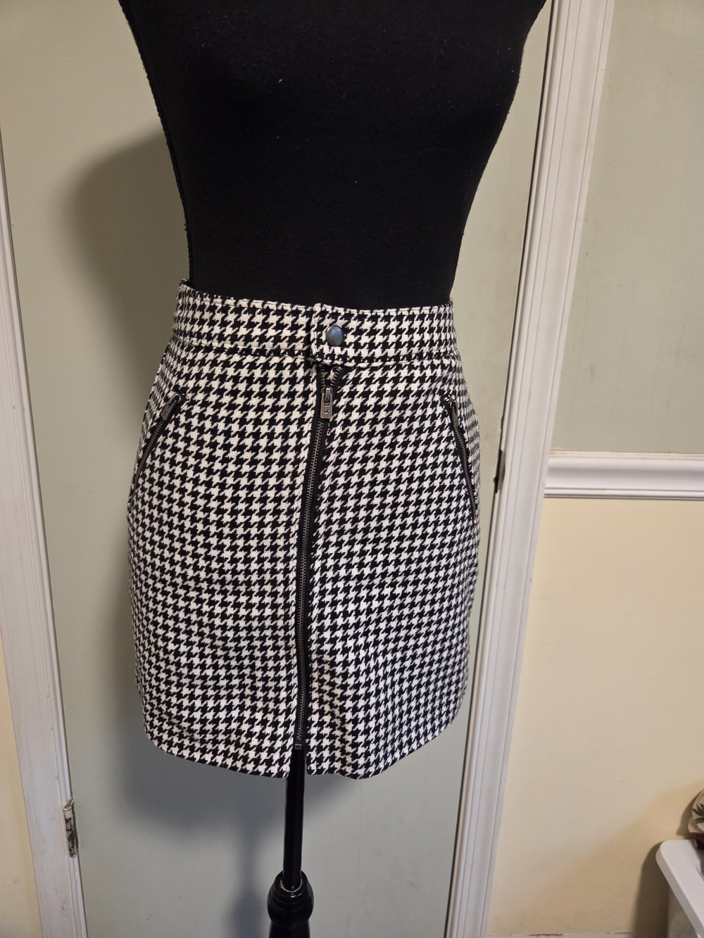 Hollister Black & White Houndstooth Zip-Front Mini Skirt